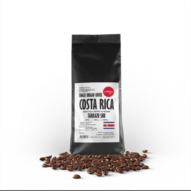 Ambalaj negru opac pentru cafea boabe "Cortina Cafe Costa Rica Tarrazu SHB Single Origin Coffee" cu boabe de cafea in fata.