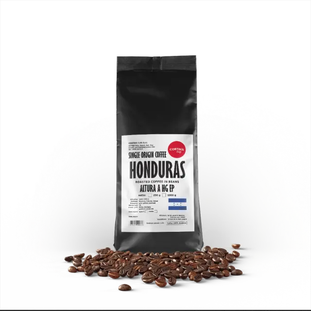 Ambalaj negru Cortina Cafe Honduras, cafea boabe single origin, pe un pat de boabe de cafea prăjite.
