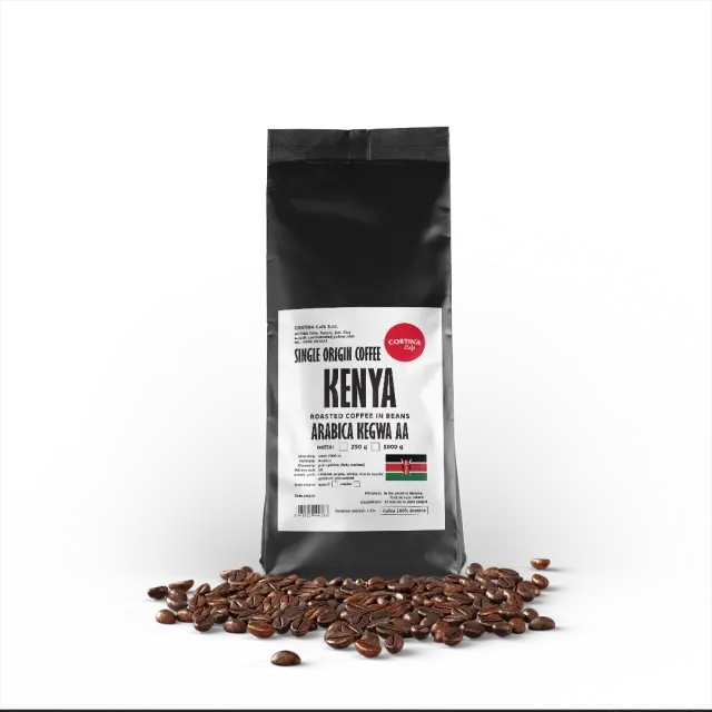 O pungă neagră de cafea boabe Cortina Café Kenya Arabica Kegwa AA, înconjurată de boabe de cafea prăjite.
