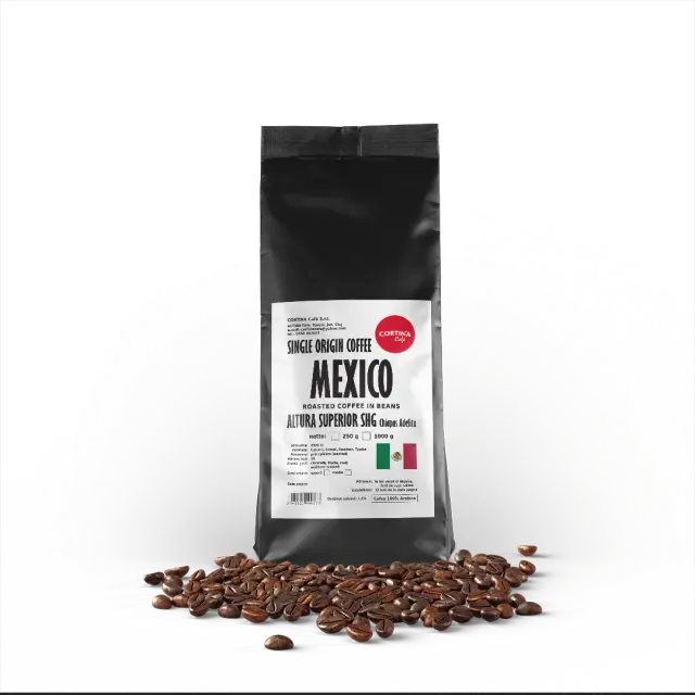 O pungă neagră de cafea boabe Cortina Cafe Mexico, single origin, cu boabe de cafea prăjite împrăștiate în față.