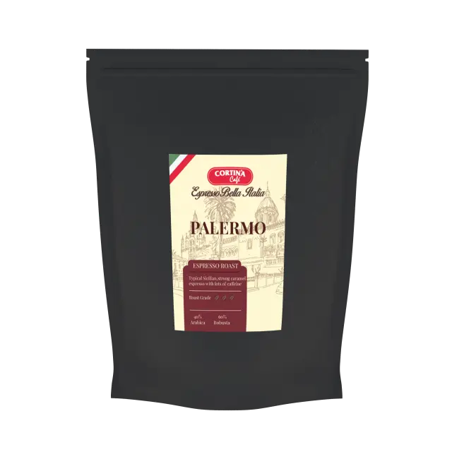 Ambalaj negru opac pentru cafea, cu o etichetă alb-bej. Scrie „Espresso Bella Italia, Palermo” și arată o ilustrație a unor clădiri.
